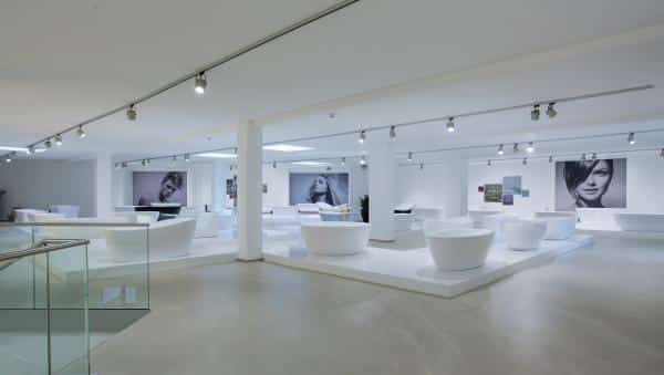 Badausstellung mit Badewannen