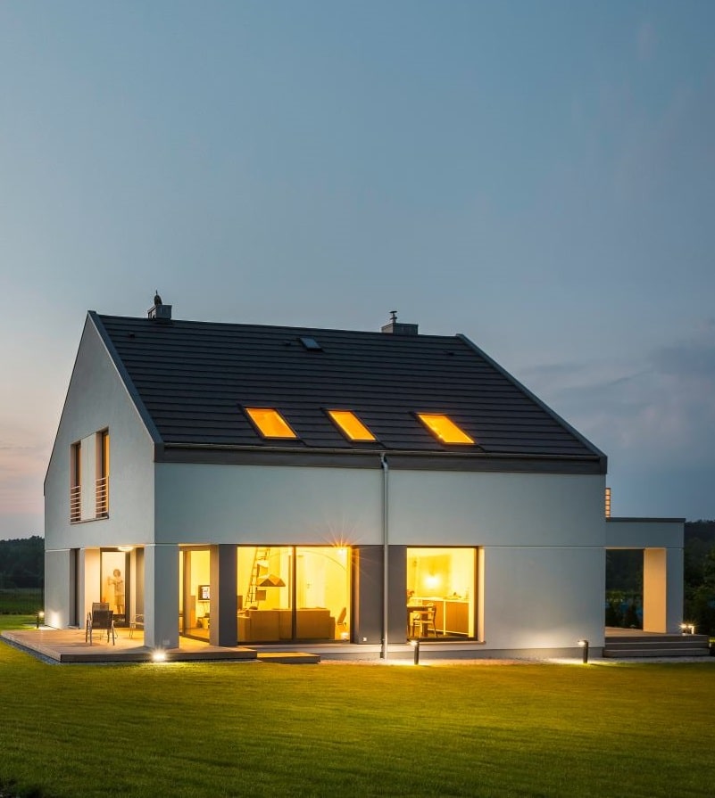 modernes Haus mit Außenbeleuchtung bei Nacht